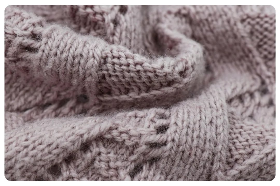 Anti-pilling premium wool yarn, 33% mercerized merino wool 50% anti-pilling nylon 17% faux cashmere acrylic