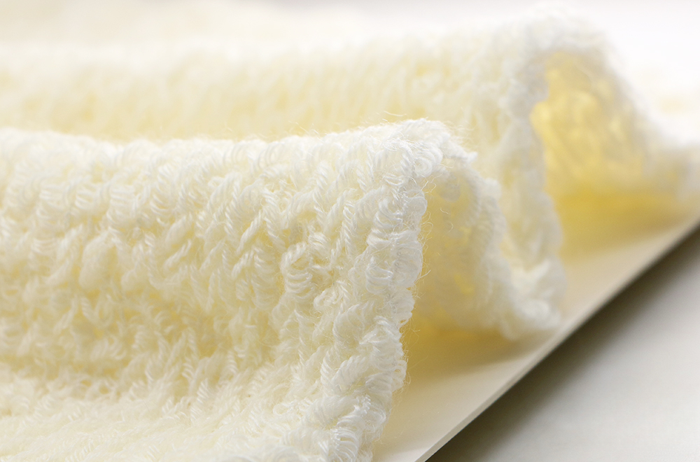 Plush yarn has special structural characteristics, so it produces a full decorative effect on the fabric, and the luster is soft.
The cloth looks full and has a decorative effect.