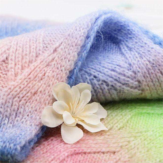 Purchasers, please look at our knitted samples, the fabric is light and colorful with a strong sense of fleece. It's the finest gradient-color sprayed wool yarn.